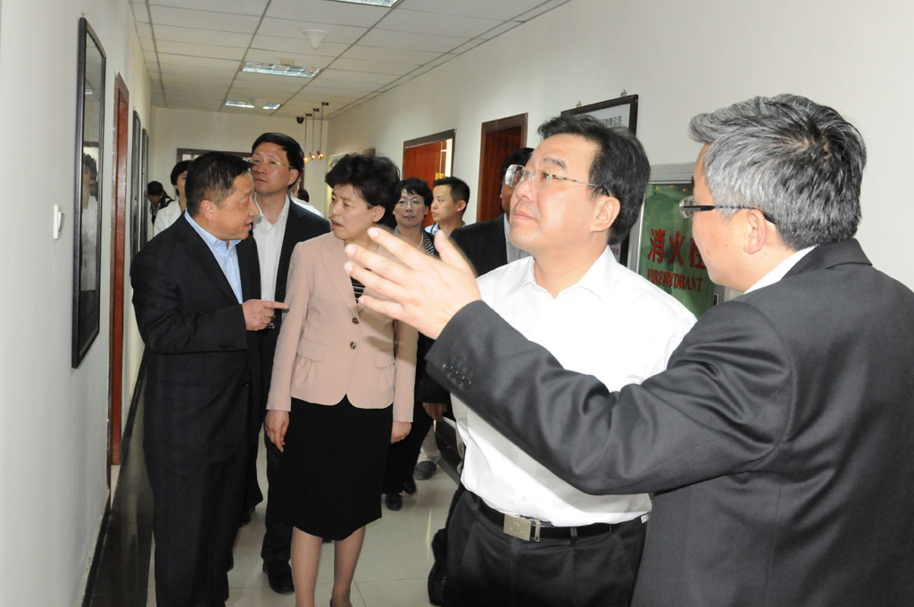 人社部副部長信長星考察、調(diào)研創(chuàng)業(yè)中心代表企業(yè)—三磊電子