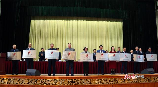 圖為瞪羚企業(yè)代表上臺領獎