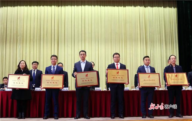 圖為“隴原英才”創(chuàng)新創(chuàng)業(yè)人才項目代表企業(yè)上臺領獎